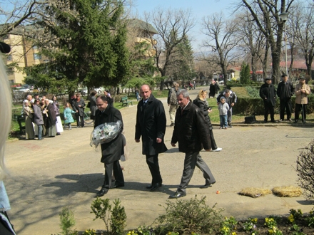 Polaganje cveća na spomenik Bori Stankoviću